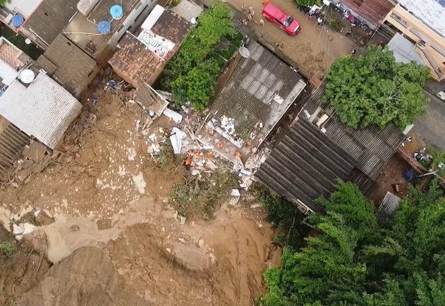 Imagem aérea de região devastada por deslizamento de terra, que invadiu casas