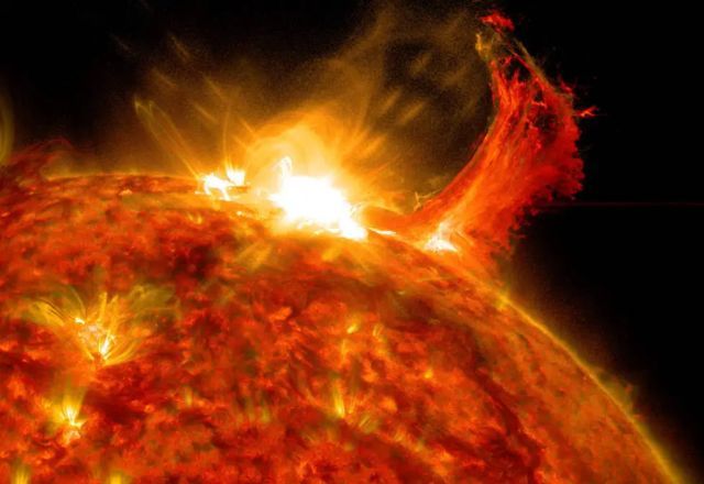Imagem capturada em 2014 pela Solar Dynamics Observatory da NASA que mostra uma explosão solar. Fenômeno é o flash brilhante de luz no topo do sol | SDO/Nasa