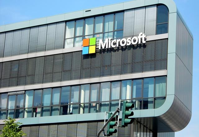 Imagem com a fachada da Microsoft