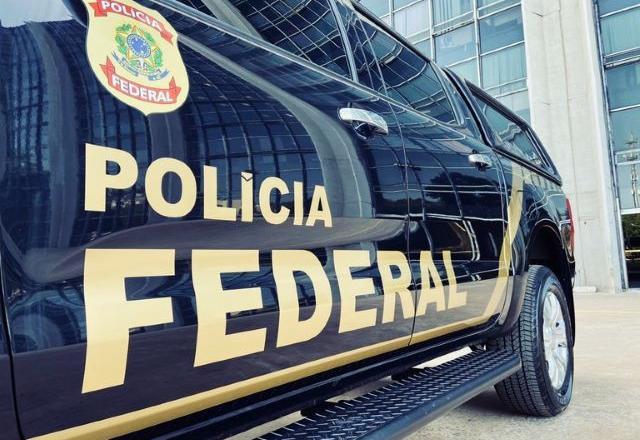Imagem com a viatura da Polícia Federal