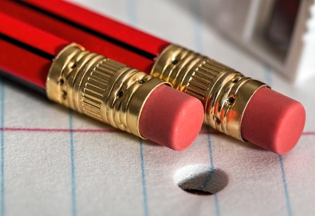 Imagem com dois lápis e um caderno