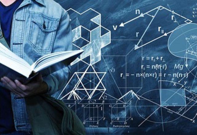 Imagem com um estudante segurando um livro, no fundo fórmulas matemáticas