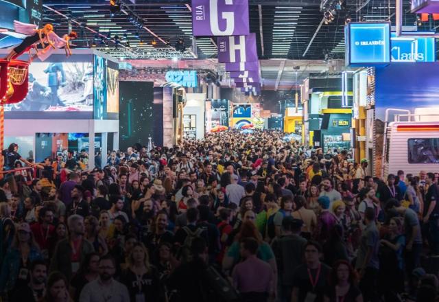 Imagem contém varias pessoas em evento