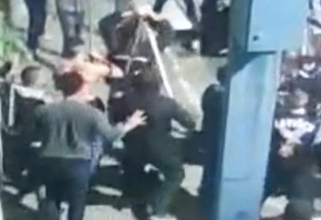 Imagem de câmera de segurança capta confronto de torcedores com barras de ferro nas mãos