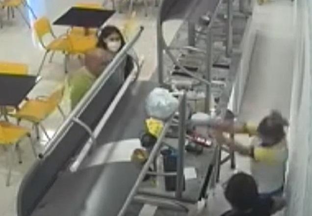 Imagem de câmera de segurança flagra agressão em sorveteria