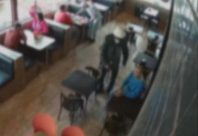 Filho abandona pai idoso, que estava desorientado, em padaria de Goiás
