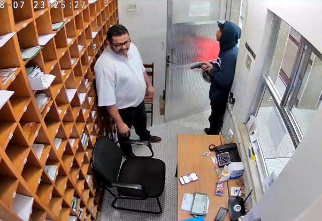 Imagem de circuito de segurança mostra criminoso apontando revólver para porteiro antes de assassiná-lo durante assalto