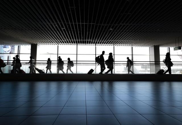 OMS faz apelo para que viajantes usem máscara