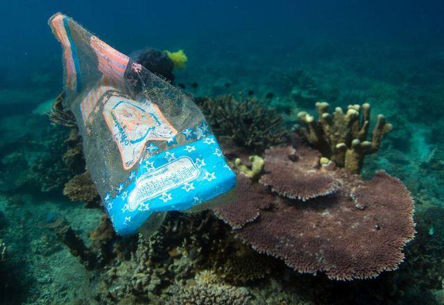 Imagem de poluição por plástico no fundo do mar