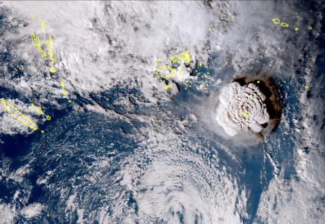 Imagem de satélite mostra fumaça gerada pela erupção em Tonga