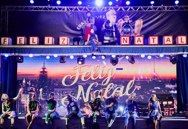 Imagem de um palco de teatro. com atores felizes
