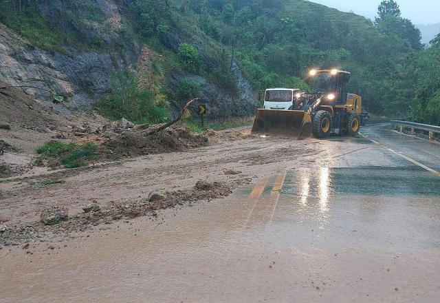 Imagem de uma estrada com um trator