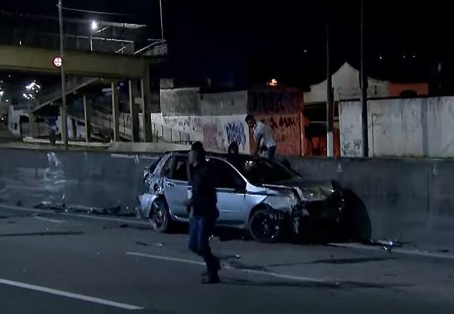 Carro desgovernado bate e equipe do SBT é ameaçada Carro desgovernado bate e equipe do SBT é ameaçada