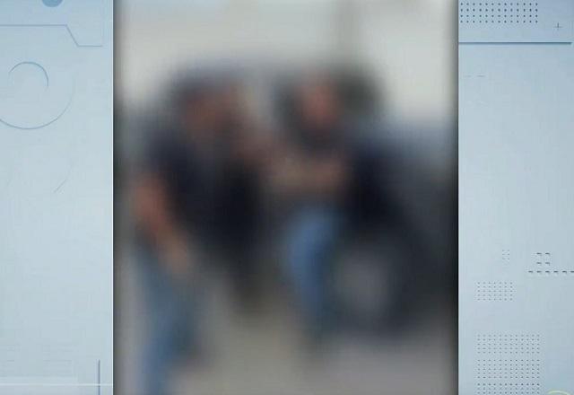 Imagem desfocada de homens agredindo vítima