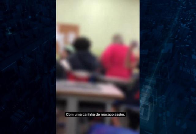 Imagem desfocada de inspetora e alunos dentro de sala de aula, para não identificação de menores de idade
