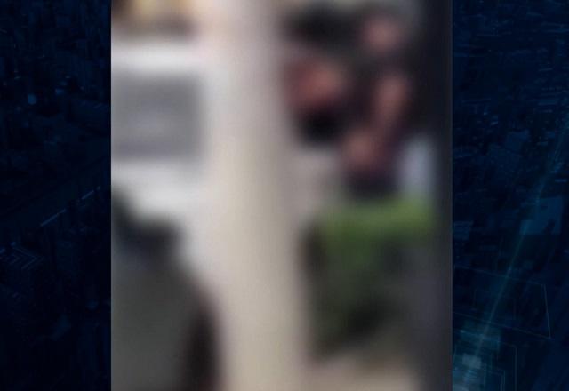 Imagem desfocada para não identificar ato sexual cometido por homem branco contra mulher vulnerável em rua, próximo de carro, em Campinas (SP)