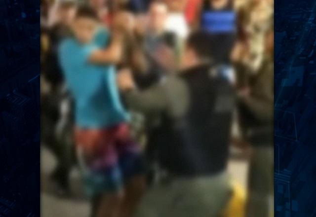 Jovem é agredido por PMs após desentendimento sobre passagem de ônibus