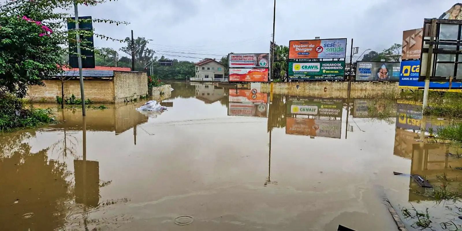 Fortes chuvas causam estragos e deixam desaparecido em Santa Catarina