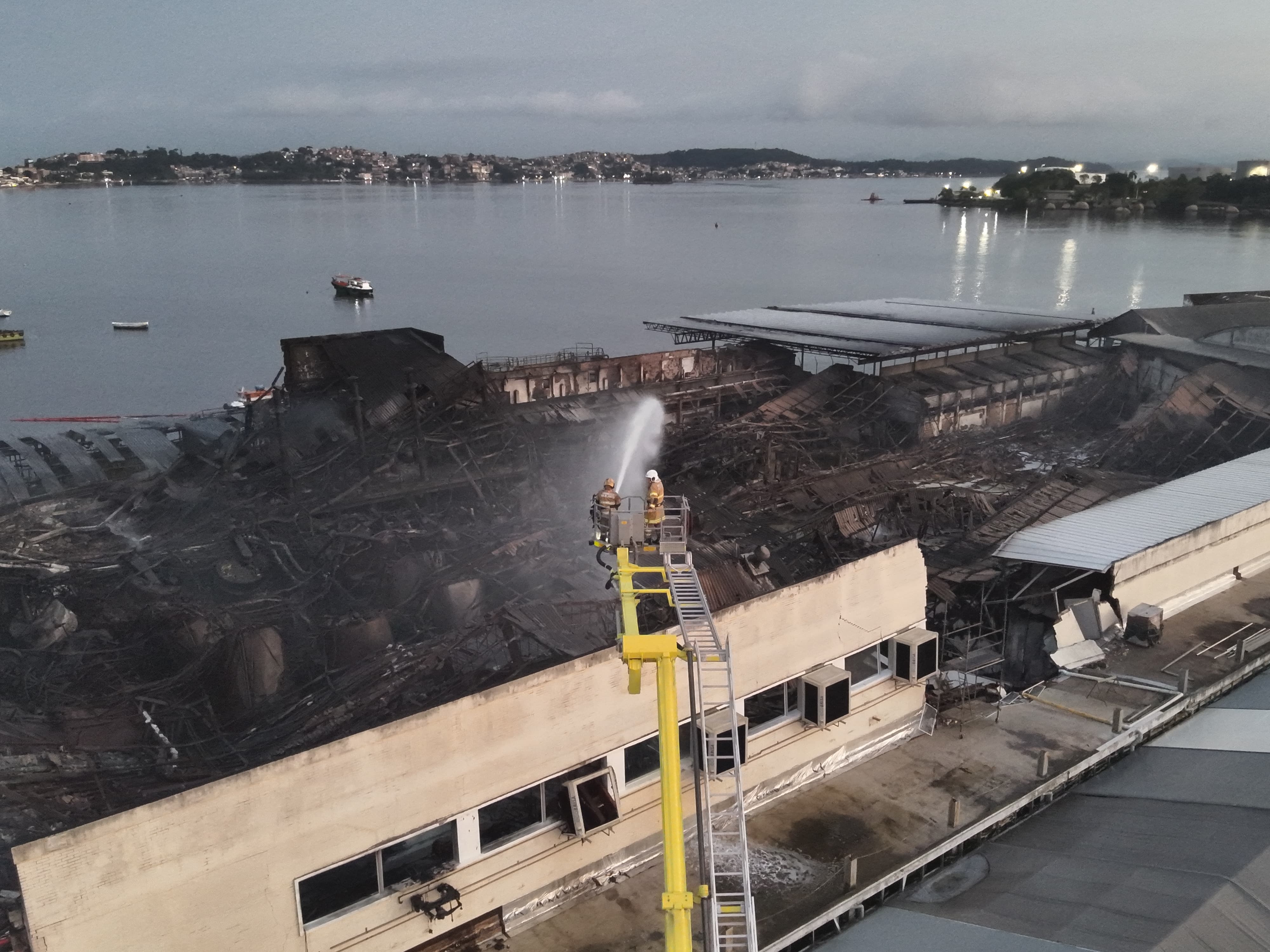 Incêndio atinge fábrica na Ilha do Governador. | Reprodução