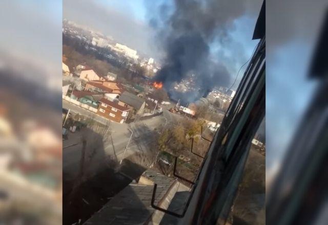 Imagem do alto de área de explosão em Kiev, com foco de incêndio