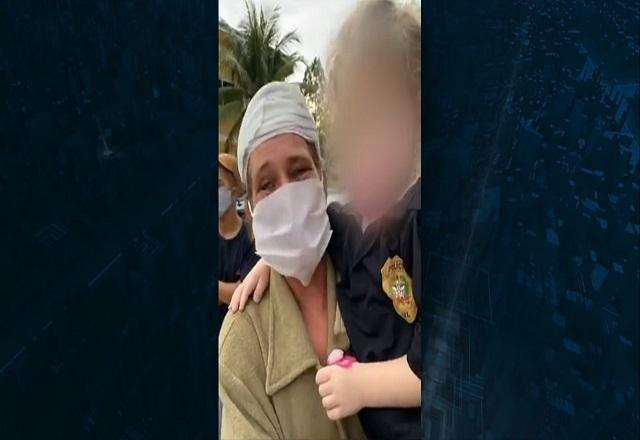 Imagem gravada com celular mostra mãe emocionada, carregando Fabíola no colo (SBT Jornalismo)