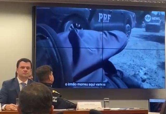 Imagem gravada na câmara dos deputados de um telão com um video gravado pelo SBT News