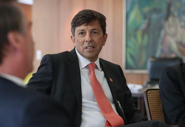 Imagem mostra Amoedo sentado
