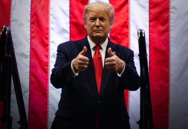 Imagem mostra a foto do ex-presidente dos EUA, Trump sinalizando com joinha na foto