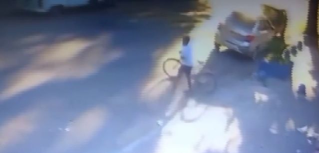 Imagem mostra criança andando com bicicleta no dia do envenenamento