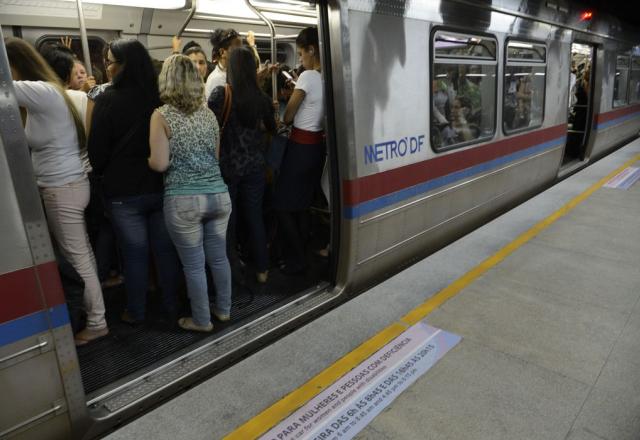 Imagem mostra mulheres em um vagão de metrô