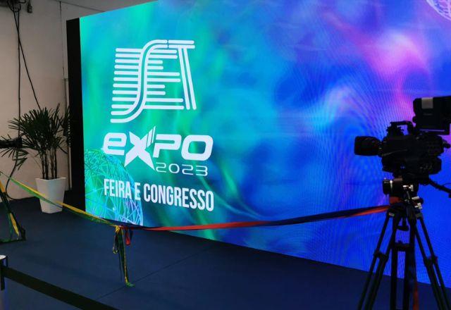 Imagem mostra telão com logo da SET EXPO 2023, feira de tecnologia que acontece em São Paulo até dia 10 de agosto