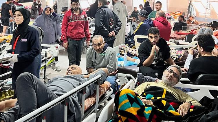 Imagem publicada pela OMS mostra hospital de Gaza sobrecarregado de pacientes e refugiados