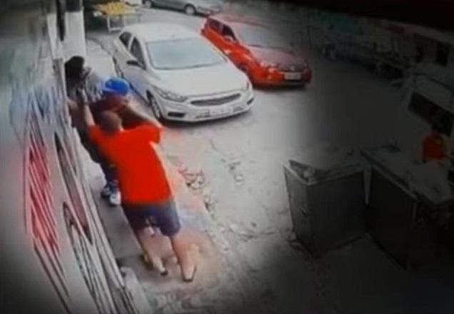 Imagens de câmera de segurança mostram homem atirando na vítima