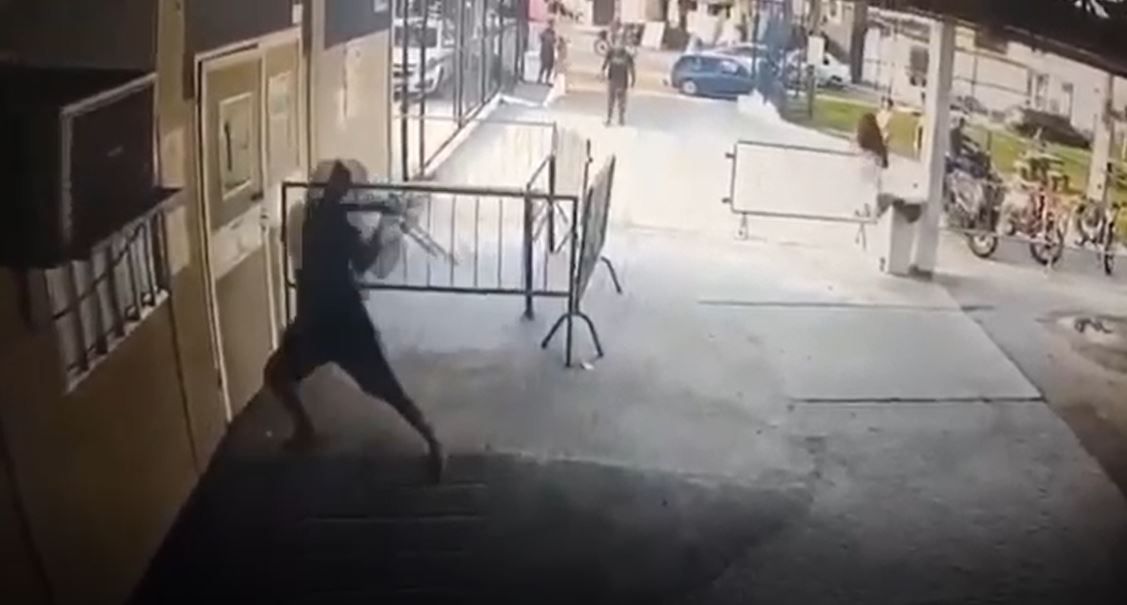 Imagens de circuito de segurança mostram homem depredando UPA após morte da companheira