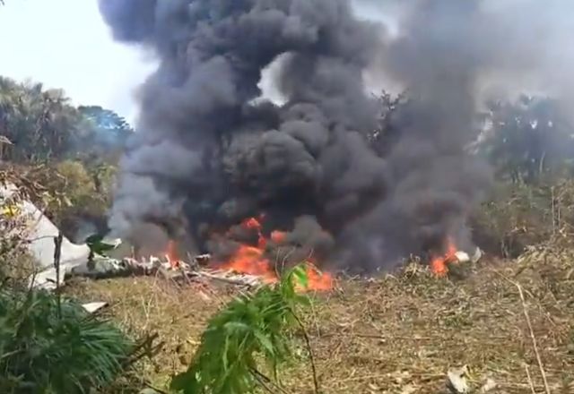 Imagens mostram lataria do avião em chamas após queda na Colômbia | Reprodução/X