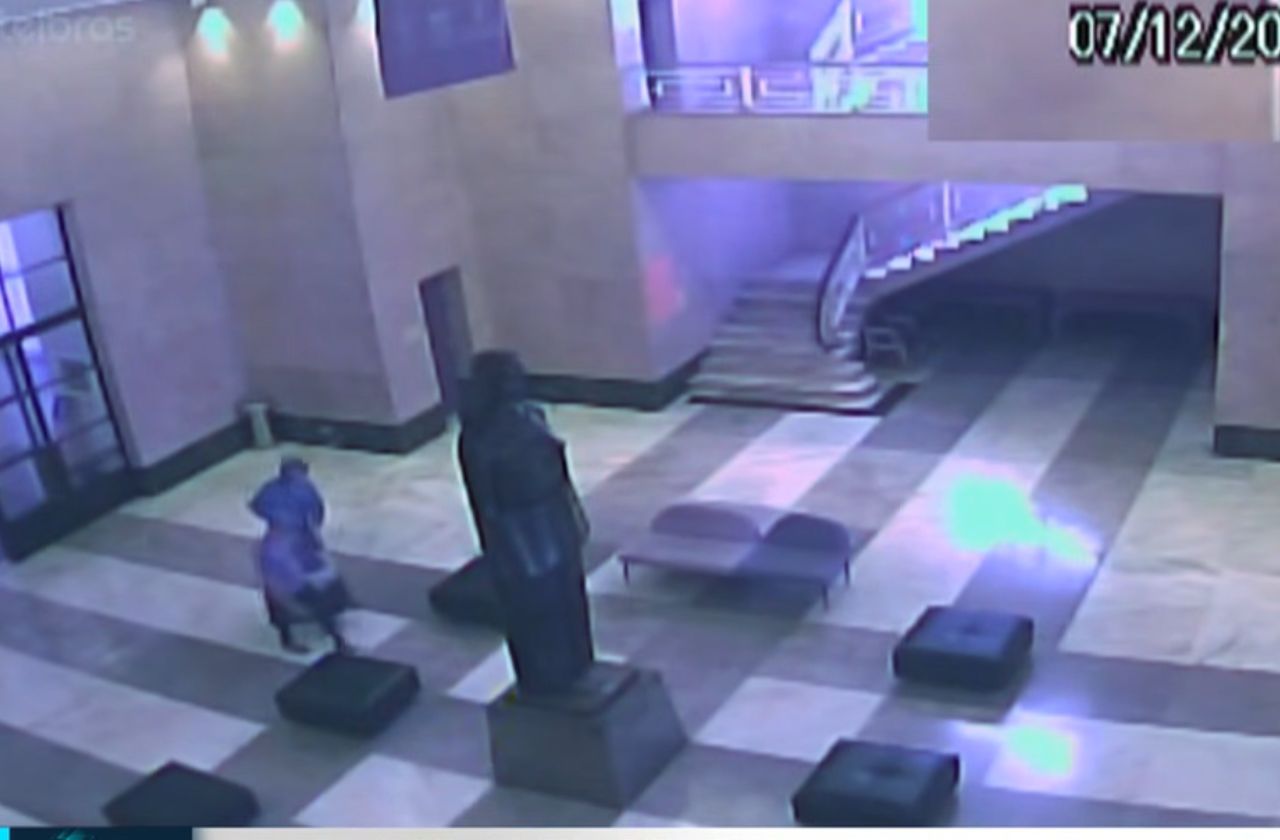 Imagens exclusivas mostram como ladrões agiram em roubo milionário na Biblioteca Mário de Andrade, em SP Imagens exclusivas mostram como ladrões agiram em roubo milionário na Biblioteca Mário de Andrade, em SP