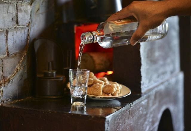 Pessoa colocando cachaça em copo (Carlos Alberto Pereira/Imprensa MG)