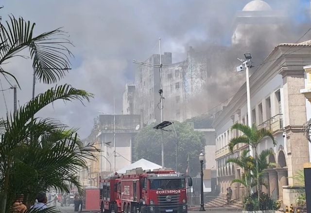 Fumaça do incêndio na Câmara dos Vereadores de Salvador | Foto:AratuON