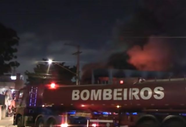 Imagem da notícia: Estruturas desabam em incêndio de Guarulhos (SP) Imagem da notícia: Estruturas desabam em incêndio de Guarulhos (SP)