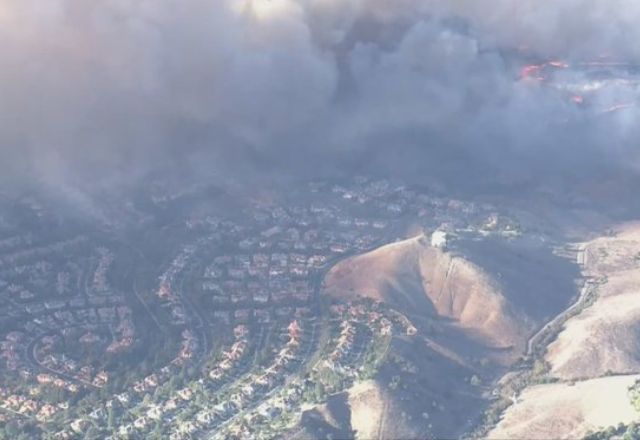 Novo incêndio irrompe em Los Angeles e ameaça cidade mais rica do condado