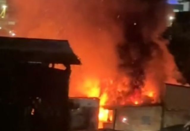 Incêndio atinge sete casas e deixa mãe e filho mortos em Manaus Incêndio atinge sete casas e deixa mãe e filho mortos em Manaus