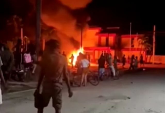 Fogo toma conta de escritório do Partido Comunista em Cuba | Foto: Reprodução/Reuters