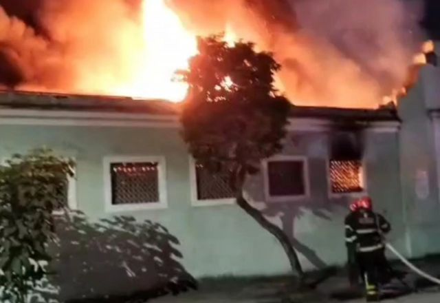 Bombeiros atuam para conter as chamas no Mercado da Madalena, no Recife | Foto: Reprodução/Redes Sociais
