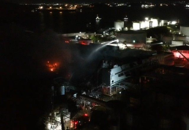 Grande incêndio atinge fábrica de óleo na Ilha do Governador