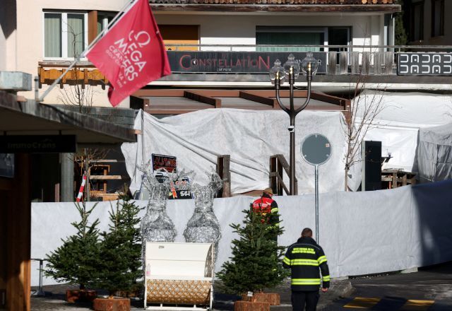 Equipes de emergência trabalham na área do "Le Constellation", onde várias pessoas morreram e outras ficaram feridas após incêndio em uma festa lotada de Ano Novo, na Suíça | Foto: REUTERS/Denis Balibouse