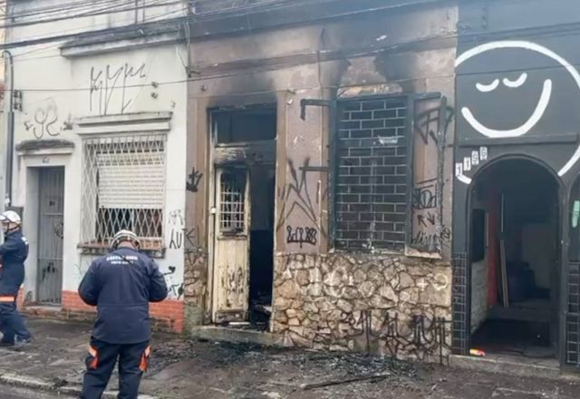 Casa fica destruída após incêndio em Porto Alegre | Foto: Reprodução/SBT-RS