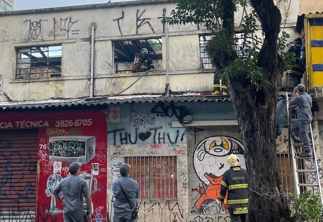 Incêndio atinge loja e fábrica de persianas no centro de São Paulo