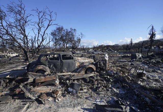 Incêndio chegou a derreter metal | Foto Associated Press