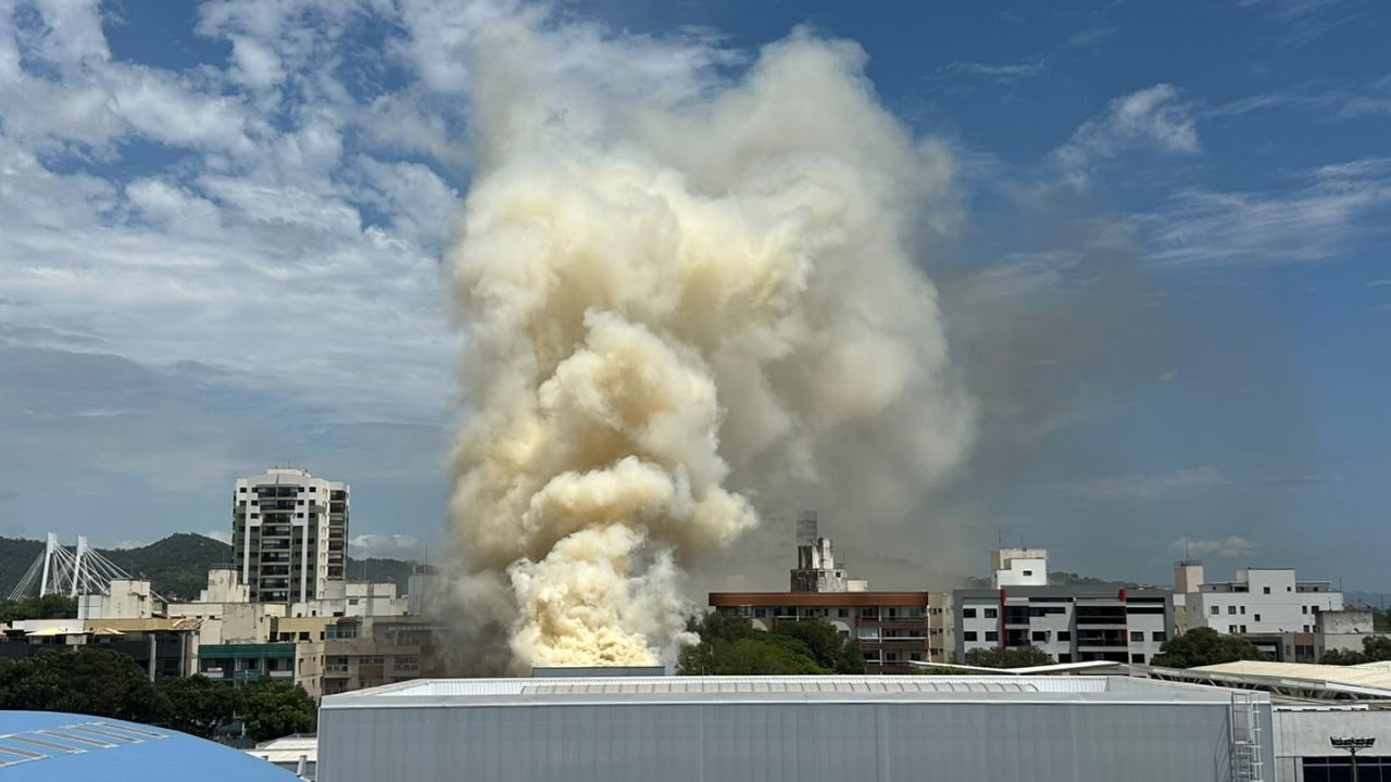VÍDEO: Incêndio de grandes proporções atinge Sesi no ES VÍDEO: Incêndio de grandes proporções atinge Sesi no ES