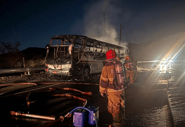 Incêndio destrói ônibus com torcedores do Cruzeiro | Divulgação/Corpo de Bombeiros